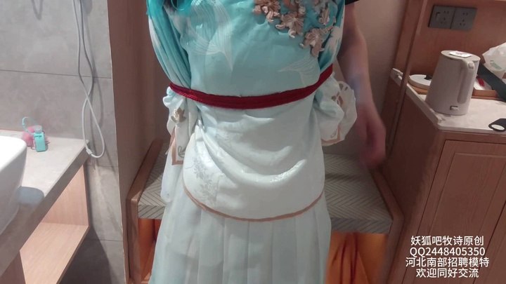 #牧诗原创 霄酱西施诗语江南cos 过膝白丝，捆绑过程+衣柜上蜷缩振动展示白丝，然后跪在上面嘴里叼着裙角，每次掉下来都要受到处罚+坐在地面上振动.mp4