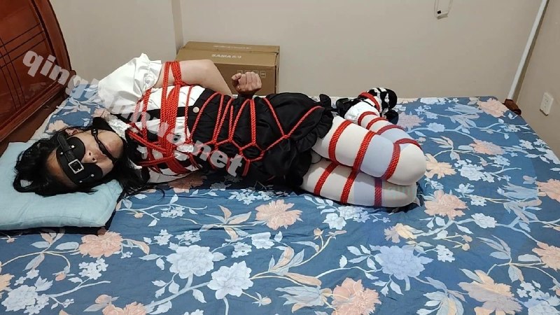 #小自白 挑战把钥匙藏袜子里再穿上鞋子再绑上龟甲+日式+并腿+驷马的情况下，10分钟内拿到钥匙.mp4