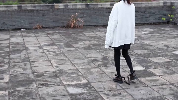 #Annie 新麻豆阿梓试镜黑丝JK镣铐银手镯佩戴行走.mp4