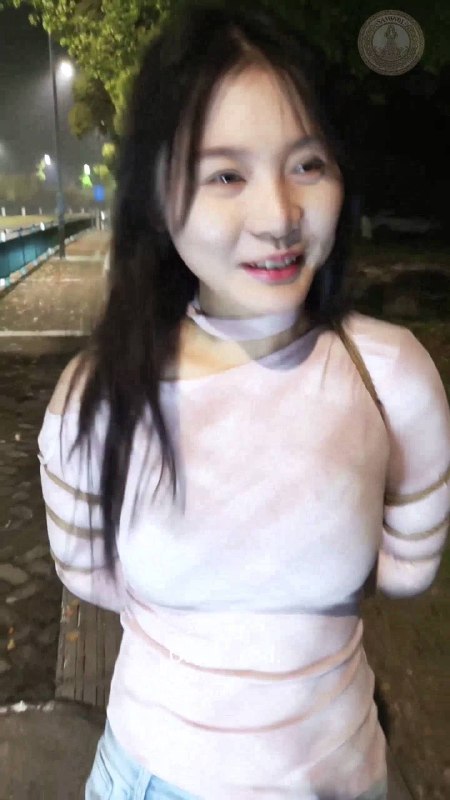 #四月绳艺学院 妙妙老师首次户外露出和即兴采访，被好多个路人看到.mp4