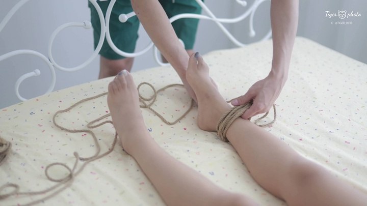 #摄影师胖虎 新模特柒玥来应聘，作为考验先把她绑在床上绕痒.mp4