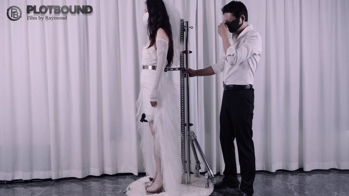 #PlotBound （金属禁锢）被禁锢在one bar prison上的婚纱+乳胶口罩模特的窗前展示（后半段突发奇想，突然拉开窗帘，开了起码有10分钟，不知道楼下或对面有没有人看见）.mp4