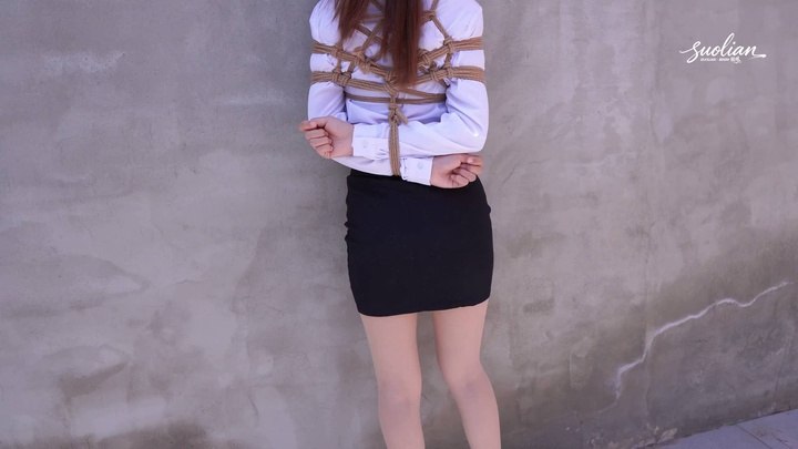 #锁炼原创 OL气质美女被带到院子里露出放置紧缚挣扎勒脖子翻白眼 驷马吊缚.mp4