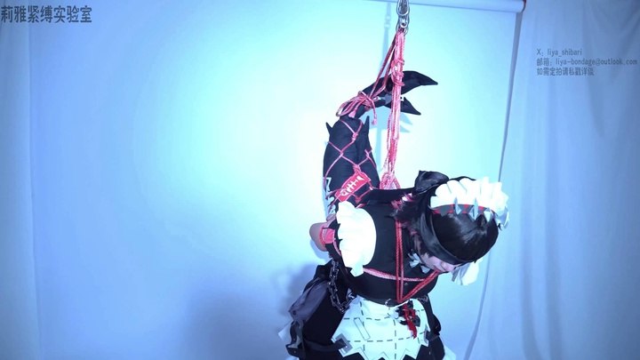 #莉雅 绳匠的委托 圆鲨鲨可爱捏~鲨鱼被人拿捏就应该吊起来cosplay 黑丝 紧缚 啵啵贝 吊缚 蒙眼 胶带封嘴.mp4