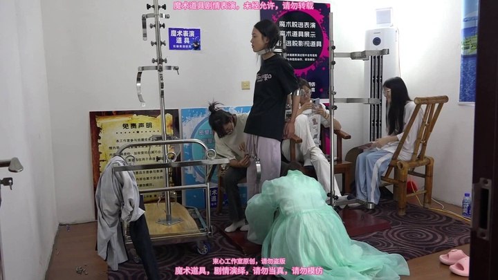 #束心工作室 几个女大学生玩站立架，不同的站立架，也许体验感是不一样的，有的站立架能坚持的时间长一点，有的就比较难受，喜欢站立架的不要错过.mp4