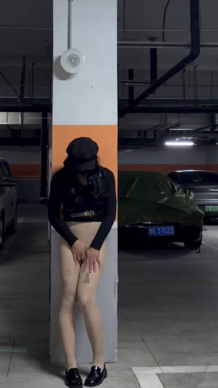 #hx0532 职员的地下车库露出＋炮机体验~ 户外+露出+失禁+跳蛋+炮机.mp4