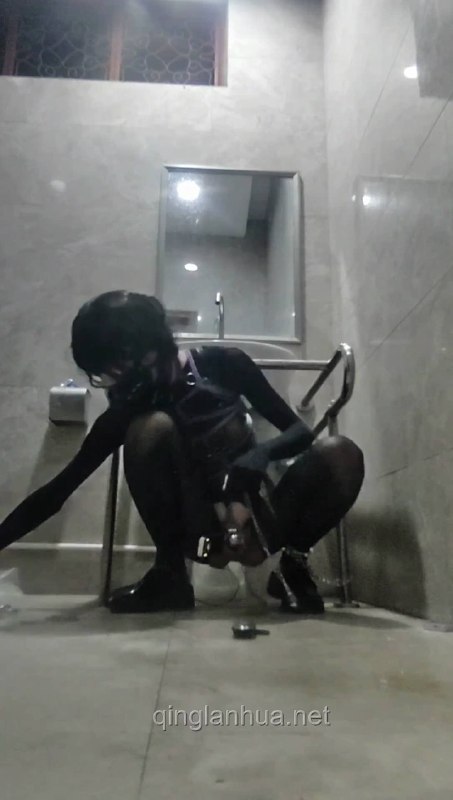 #小西妙妙屋 贞操锁伪娘自缚在公厕被发现，被拿走钥匙解不开紧缚.mp4