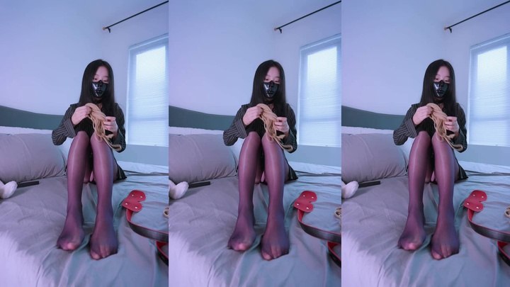 #悠米《Ol捆绑日记3》女友出差回到家完成男友的任务，自缚+粉色假Y口球+半脸面具+三竖屏+郊狼触发器+强制垫脚不然被电+小鲸鱼+固定视角