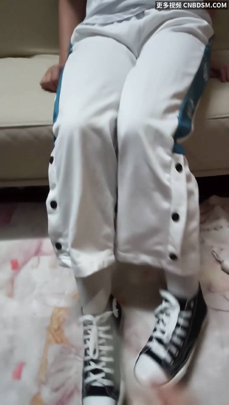 #可可伶 这是05后喜欢挠轻调鞭打的，这次是高冷超酷的运动帆布女学生，这次新加了自己带铐撩，TK换袜惩罚拖鞋鞭打和呻吟，后面真的哭的忍不住了.mp4