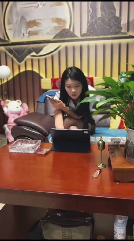 #妮妮崽 女白领下班后不为人知的秘密.mp4
