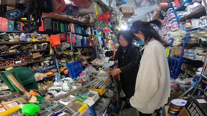 #Annie 阿梓五金店作死挑战黑丝长筒靴体验铁链锁脚行走.mp4