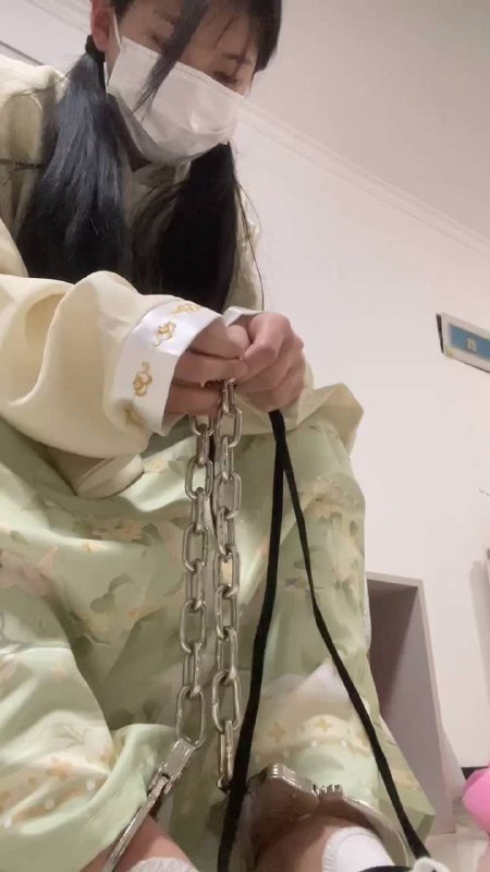 #布莱恩原创 18岁女高的四天镣铐生活（10）冒雨戴脚铐出门.mp4