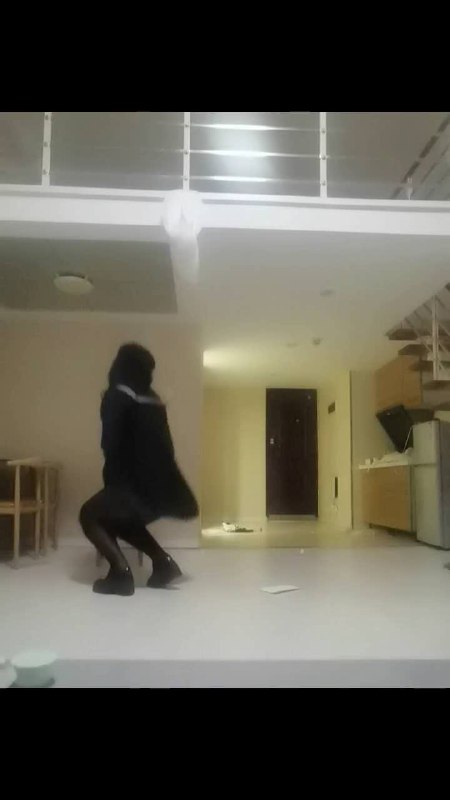 #hx0532 由于上次绞刑过程中小男娘意外逃脱，这次主人要求小男娘拷上双手后，再绞死小男娘～不管小男娘如何挣扎踢蹬，主人都没有救下她，小男娘痛苦死去并大量失禁～绞刑➕失禁➕昏....mp4