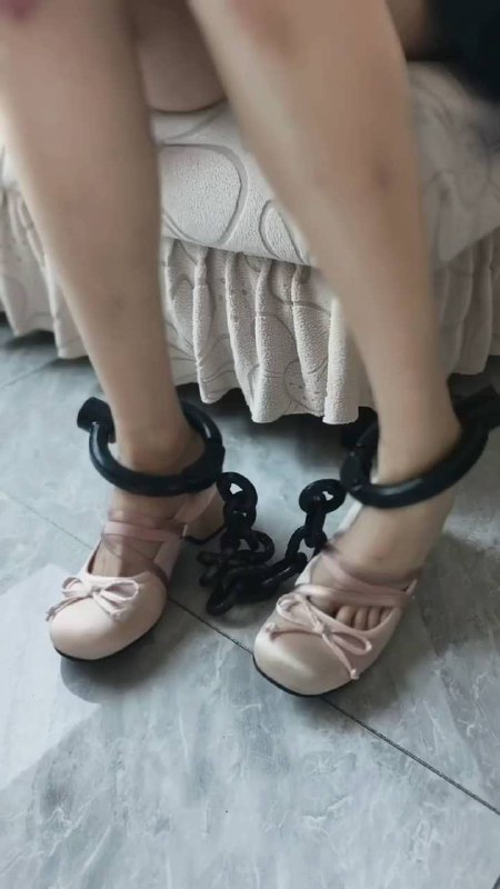 #布莱恩原创 JK女大的镣铐日常 驷马打脚心，全程戴5斤重镣外出.mp4