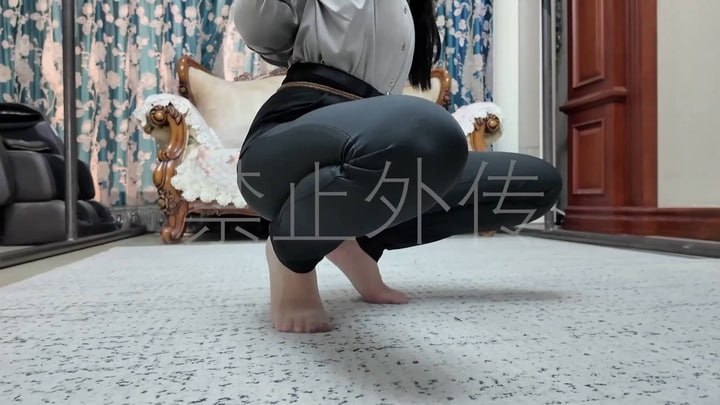 #枫叶工作室《女王的游戏》上集 官女士魅惑女王本色出演 青涩小记者诺澜被下药迷晕 遭受女奴养成训练
