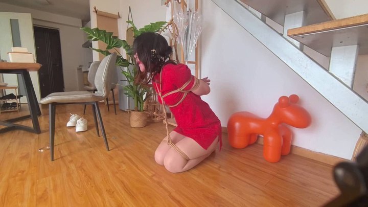 #三流捆工 精神小妹红色旗袍，肉丝，马具口球，跪缚放置.mp4