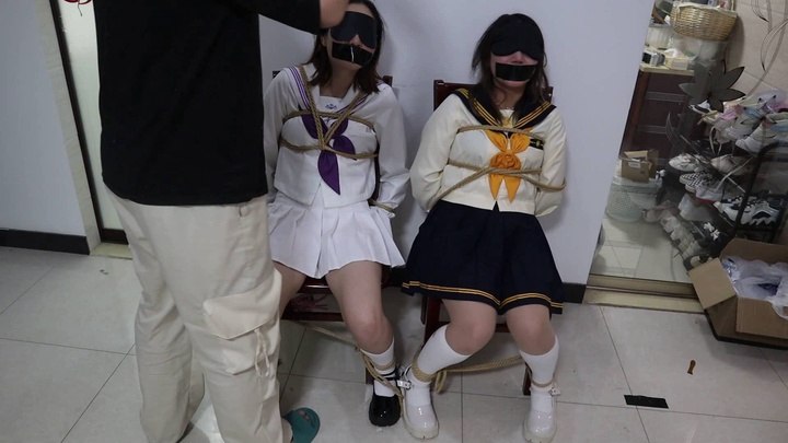 #荷仙少女 椅子缚捆绑玩素人女生双绑连缚调教，两个素人学生女孩绑在一起 鞭打+电击+挣扎+ TK+语言羞辱和挑逗，从一开始开心的哼哼唧唧，到后面开始疯狂挣扎.mp4