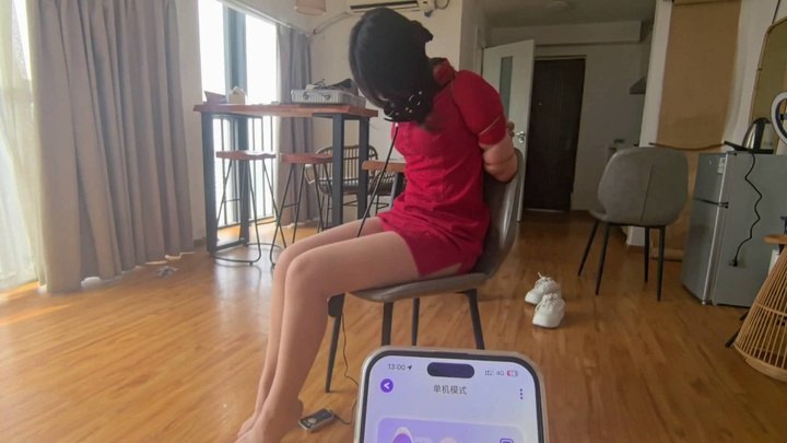 #三流捆工 精神小妹旗袍单股超紧五花放置，上半段，充气口塞，啵啵贝郊狼，下半段，五花驷马拉扯股绳，马具口球，郊狼.mp4